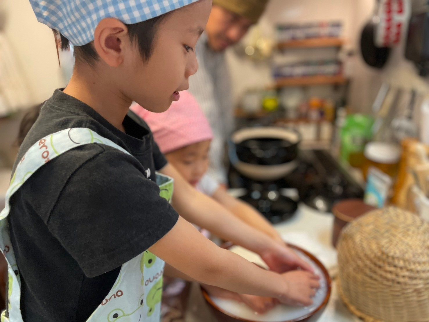 ワークショップで麹に触れる子どもたち