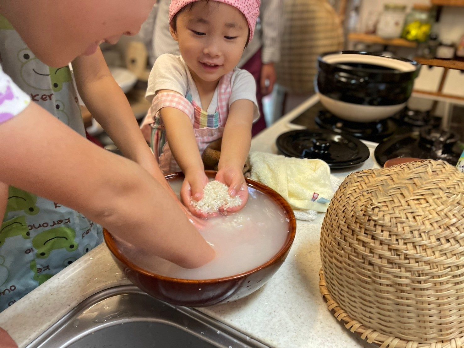 子どもたちが米麹を手にとっている様子