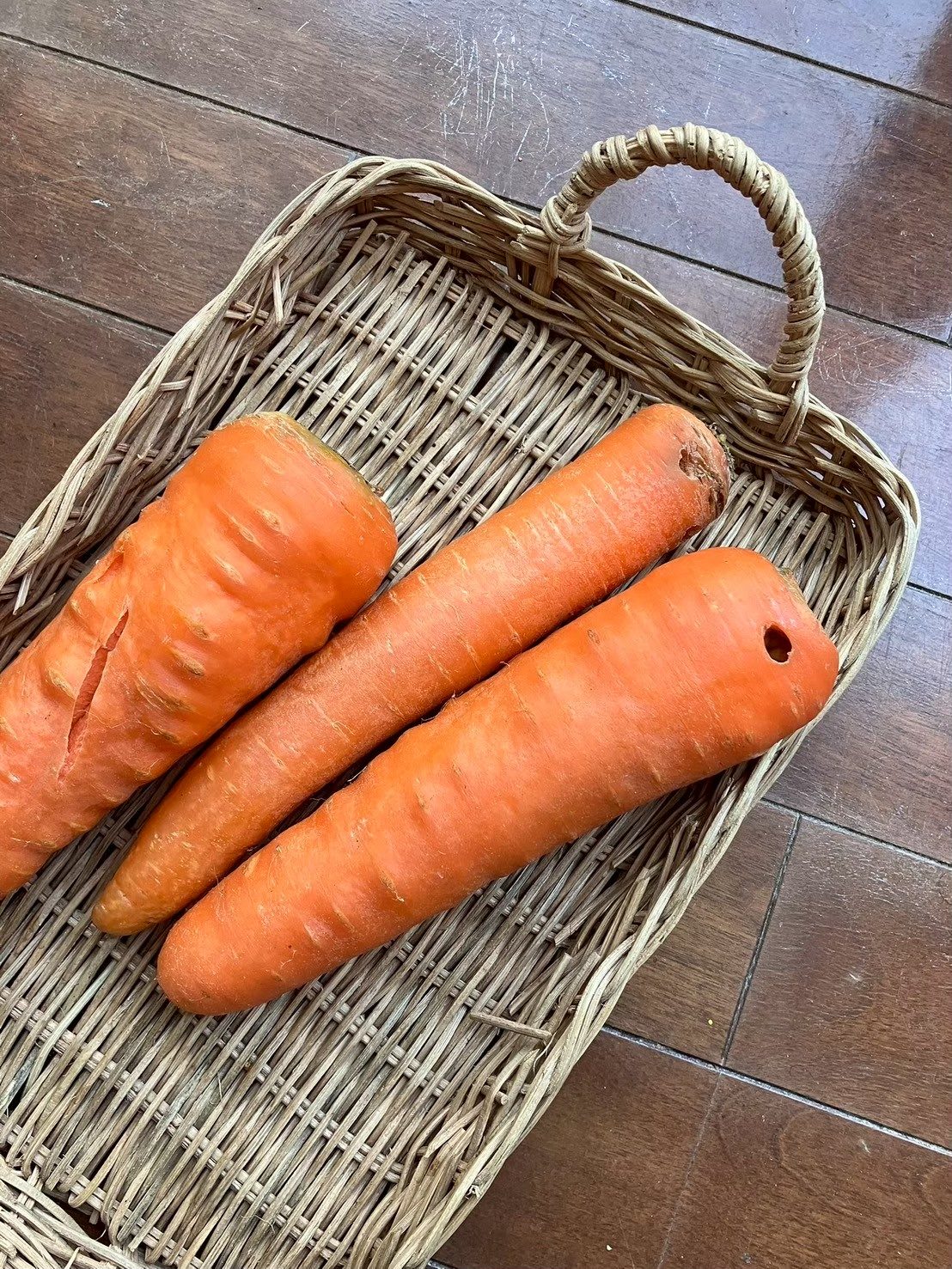 かごに入った人参とつきみこうじ