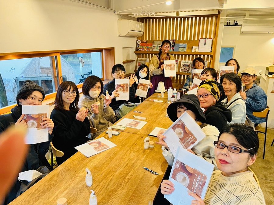 発酵講座で資料を手に学ぶ参加者の皆さん